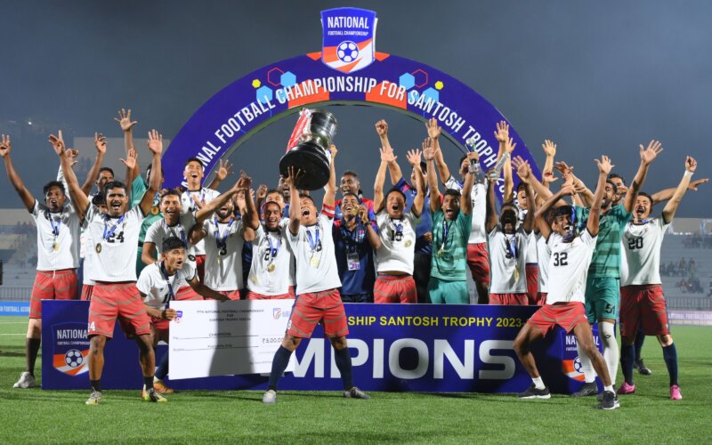 https://salarnews.in/public/uploads/images/newsimages/maannewsimage09032024_223501_Shafeel's strike earns Services 7th Santosh Trophy title.jpg